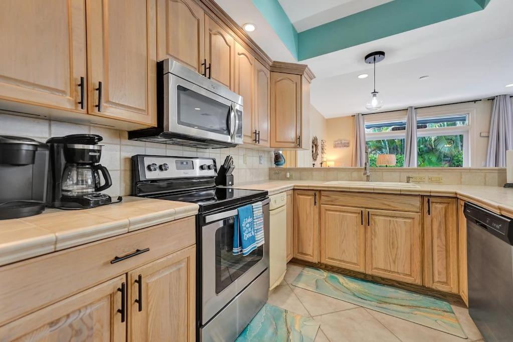 Villa Blissful In Amazing Location With Heated Pool 3 Blocks To In Your Toes! *