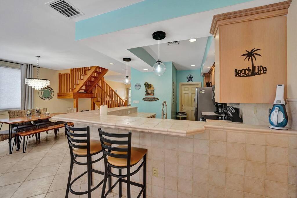 Blissful In Amazing Location With Heated Pool 3 Blocks To In Your Toes! *