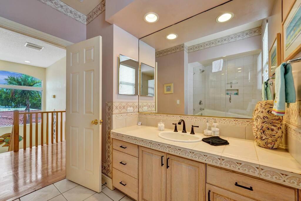 Blissful In Amazing Location With Heated Pool 3 Blocks To In Your Toes! Villa