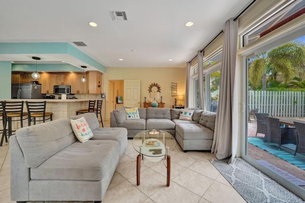 Villa Blissful In Amazing Location With Heated Pool 3 Blocks To In Your Toes! *