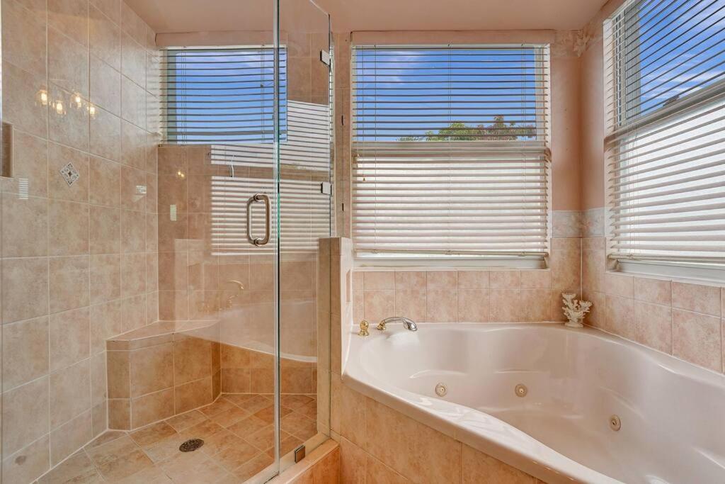 Blissful In Amazing Location With Heated Pool 3 Blocks To In Your Toes! Fort Lauderdale