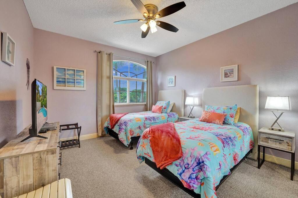 Blissful In Amazing Location With Heated Pool 3 Blocks To In Your Toes! Villa