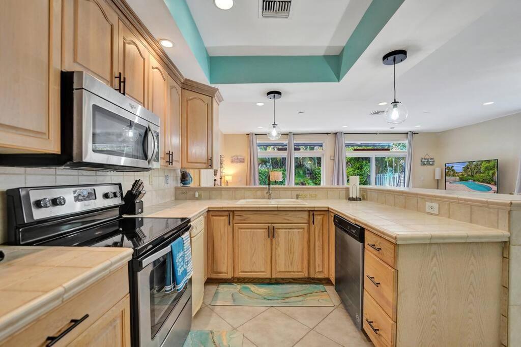 Blissful In Amazing Location With Heated Pool 3 Blocks To In Your Toes!