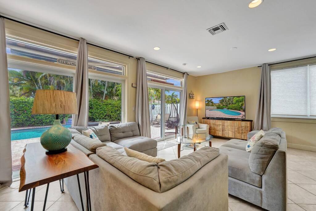 Blissful In Amazing Location With Heated Pool 3 Blocks To In Your Toes! Villa