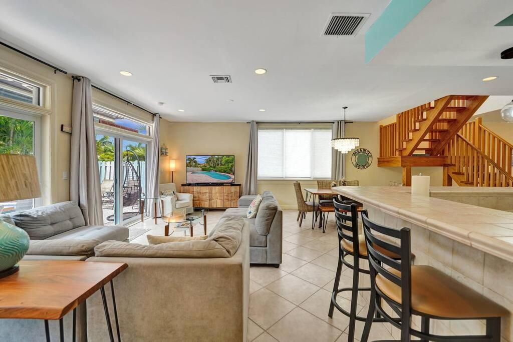 Blissful In Amazing Location With Heated Pool 3 Blocks To In Your Toes! *
