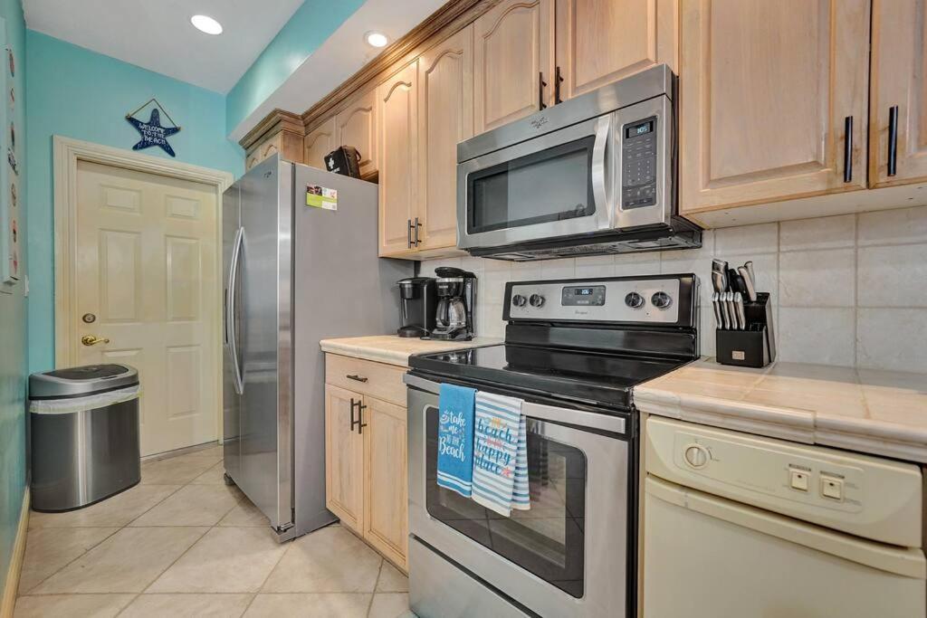 Blissful In Amazing Location With Heated Pool 3 Blocks To In Your Toes! * Fort Lauderdale