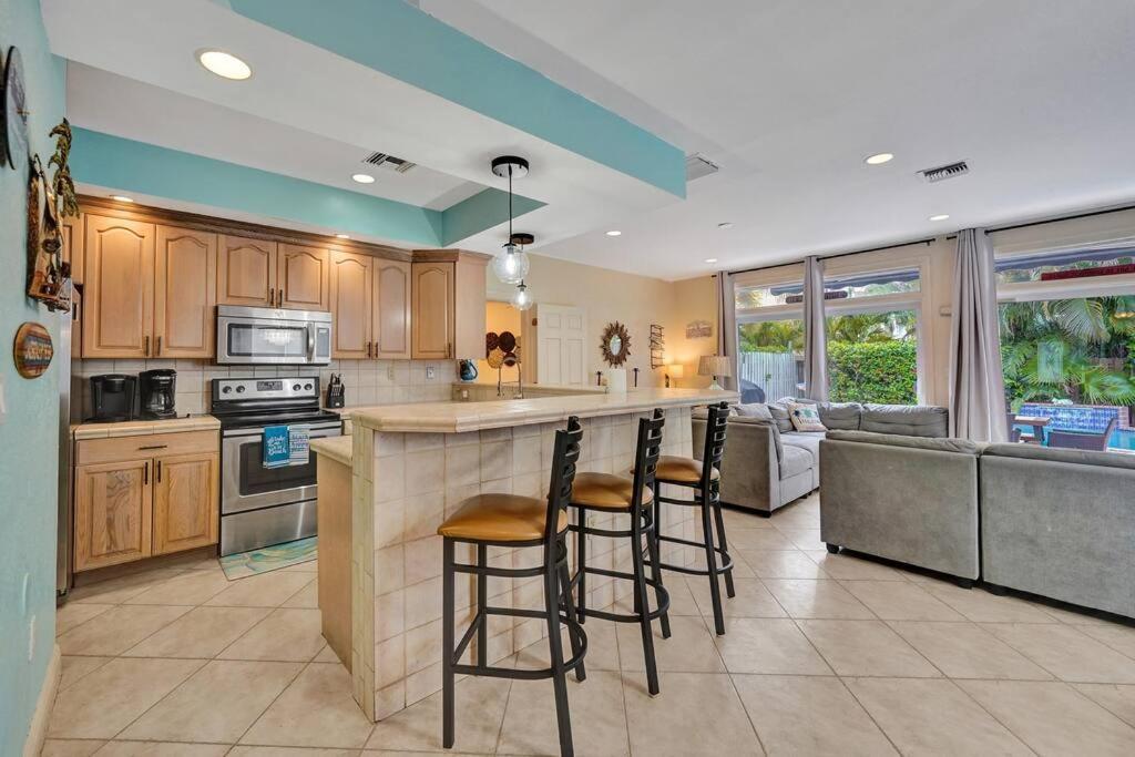 Blissful In Amazing Location With Heated Pool 3 Blocks To In Your Toes! Villa