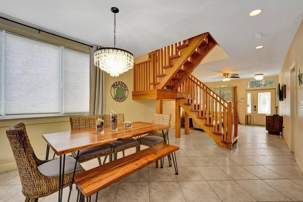 Villa Blissful In Amazing Location With Heated Pool 3 Blocks To In Your Toes!