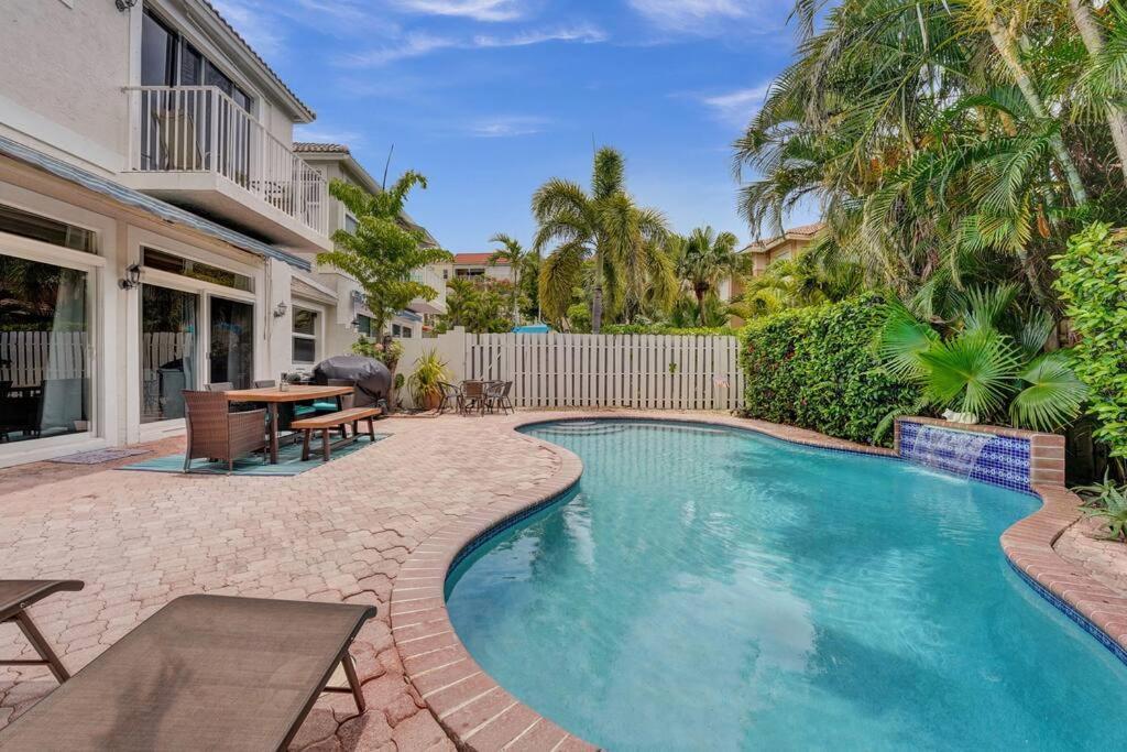 Blissful In Amazing Location With Heated Pool 3 Blocks To In Your Toes! Fort Lauderdale