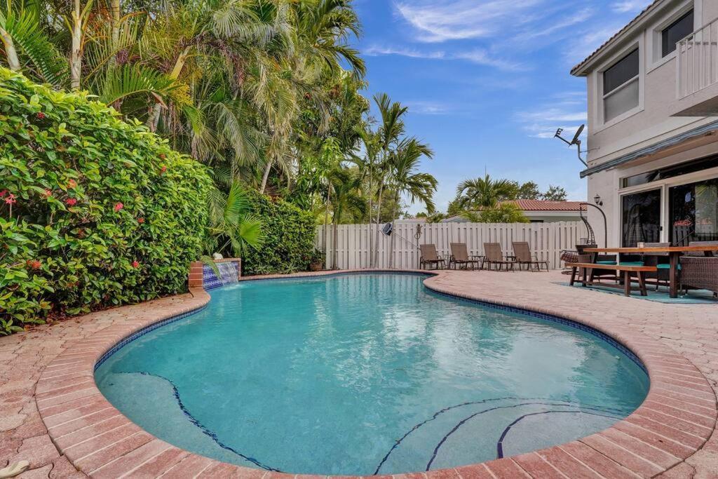 Blissful In Amazing Location With Heated Pool 3 Blocks To In Your Toes! Villa
