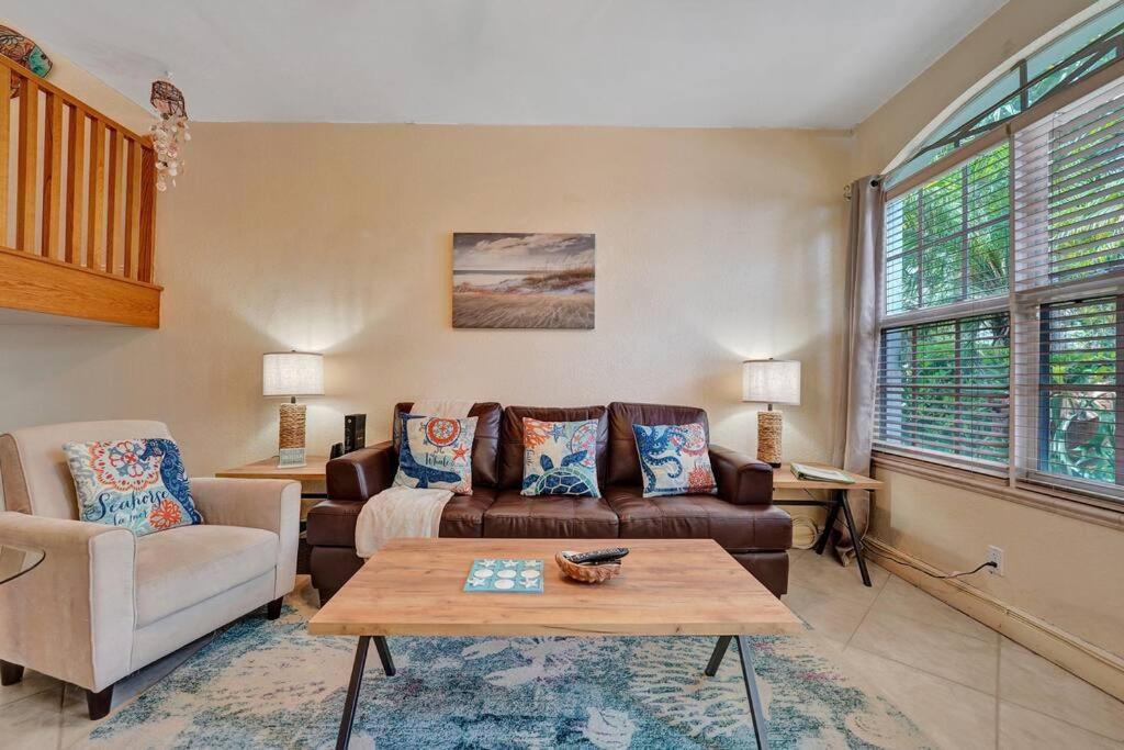 Villa Blissful In Amazing Location With Heated Pool 3 Blocks To In Your Toes!