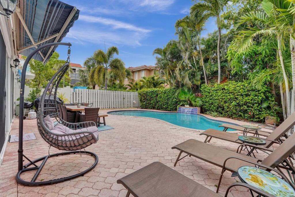 Blissful In Amazing Location With Heated Pool 3 Blocks To In Your Toes! Villa *