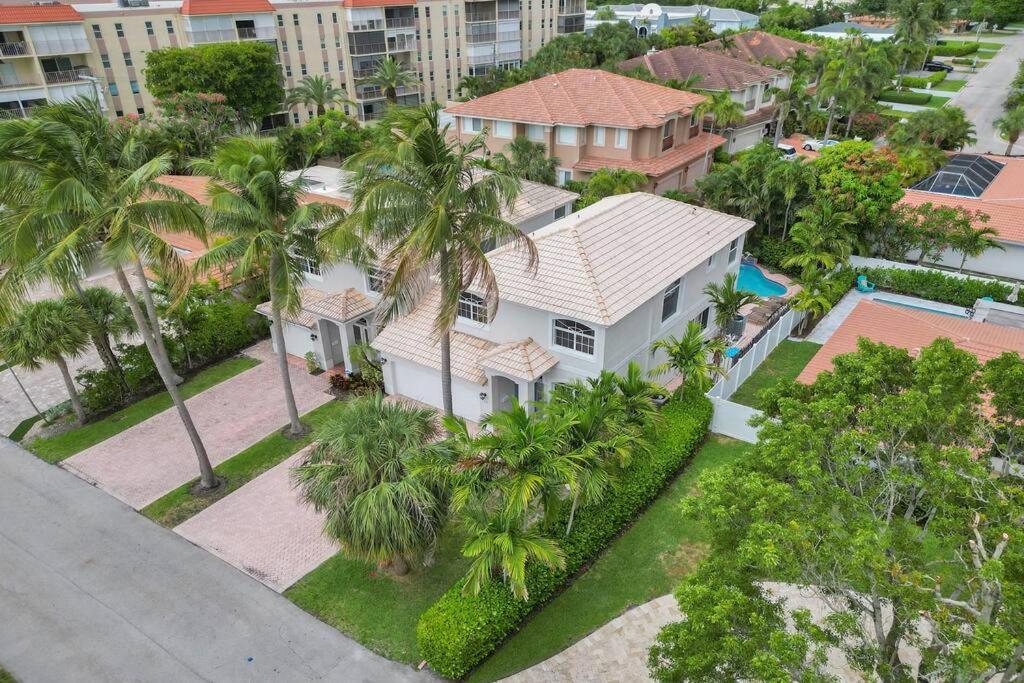 Blissful In Amazing Location With Heated Pool 3 Blocks To In Your Toes! *