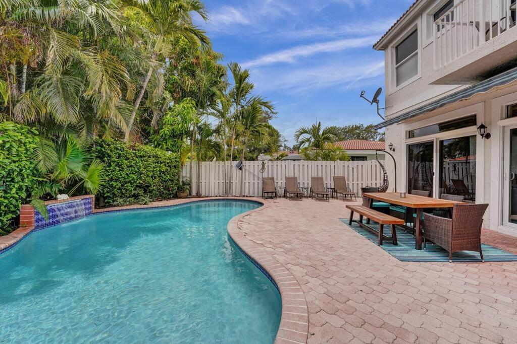 Blissful In Amazing Location With Heated Pool 3 Blocks To In Your Toes! Fort Lauderdale
