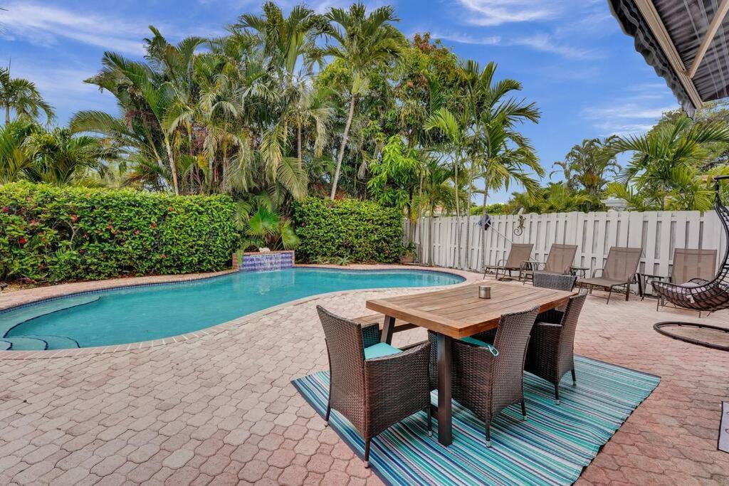 Blissful In Amazing Location With Heated Pool 3 Blocks To In Your Toes! Villa