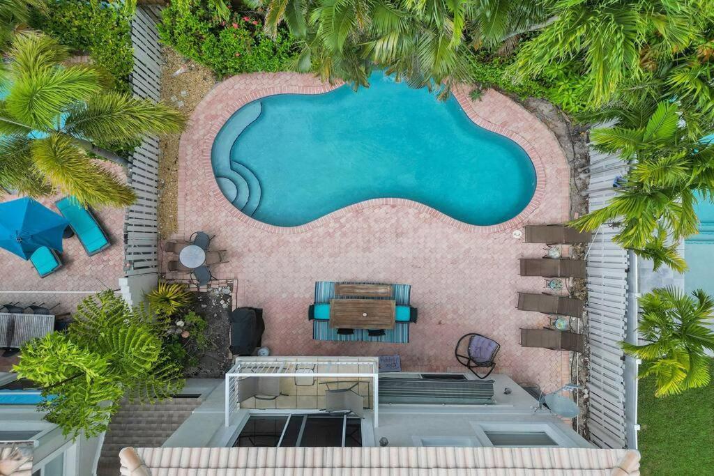 Villa Blissful In Amazing Location With Heated Pool 3 Blocks To In Your Toes! *