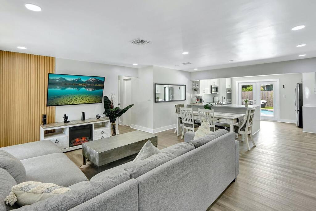 3br 2ba With Pool Near Nightlife And Beach! Holiday home