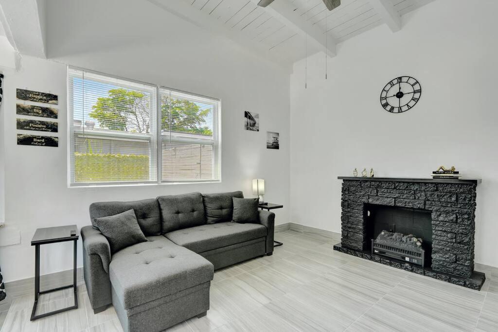 Apartment 2br 1ba Near Nightlife And *
