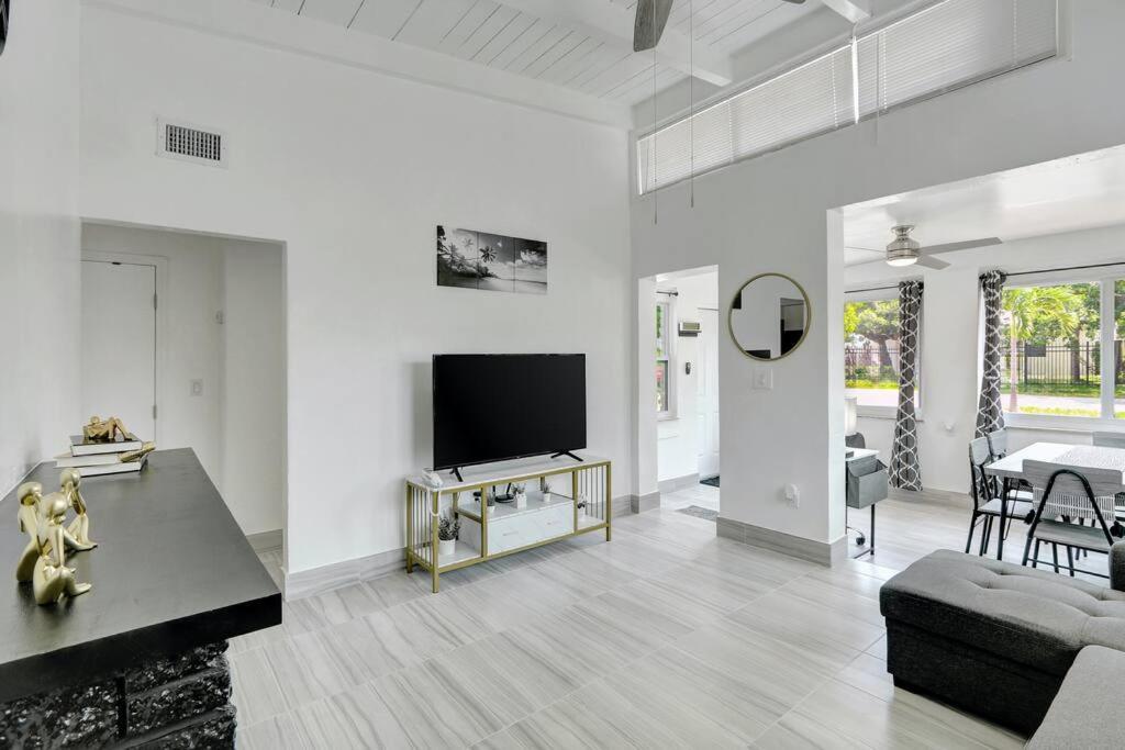 Apartment 2br 1ba Near Nightlife And