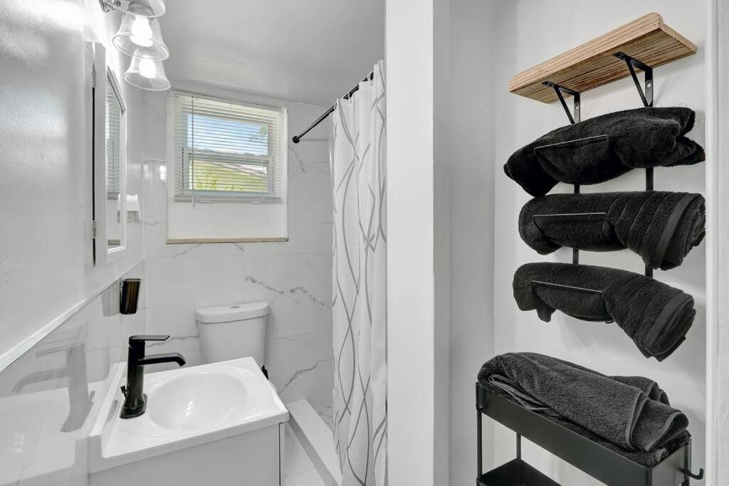2br 1ba Near Nightlife And Apartment