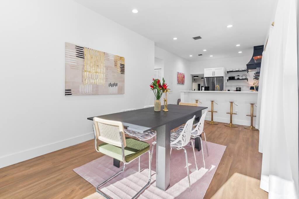 Stylish 4-bedroom Near Downtown Lauderdale Holiday home *