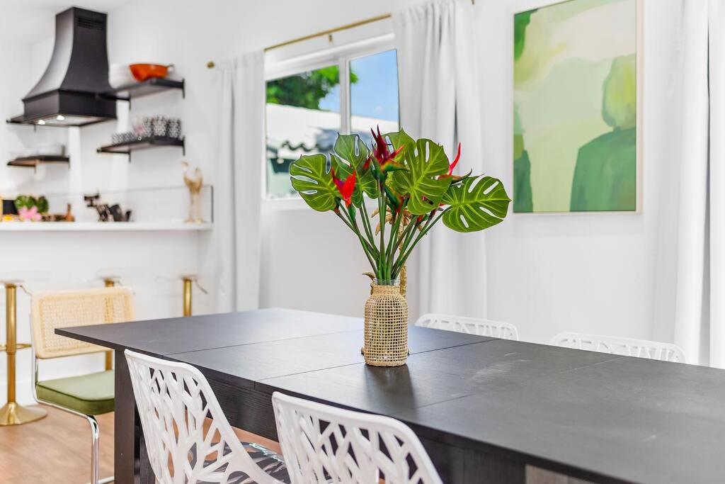 Stylish 4-bedroom Near Downtown Lauderdale Holiday home