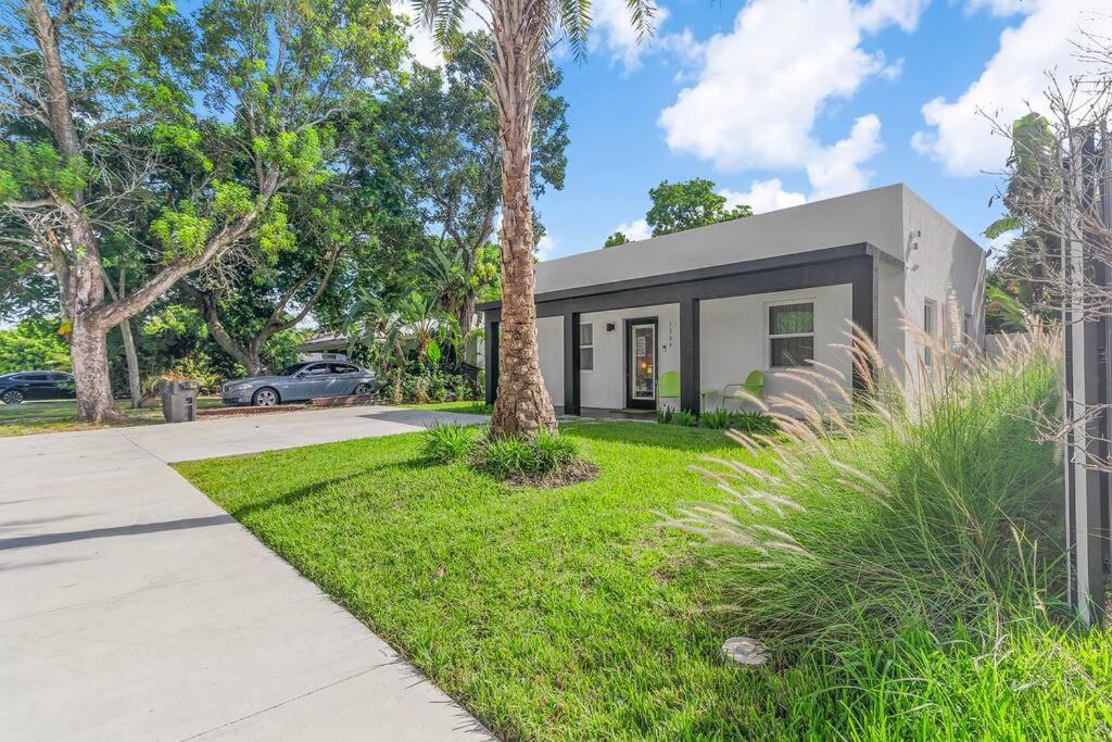 Stylish 4-bedroom Near Downtown Lauderdale Holiday home