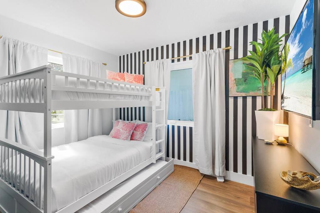 Stylish 4-bedroom Near Downtown Lauderdale Holiday home *