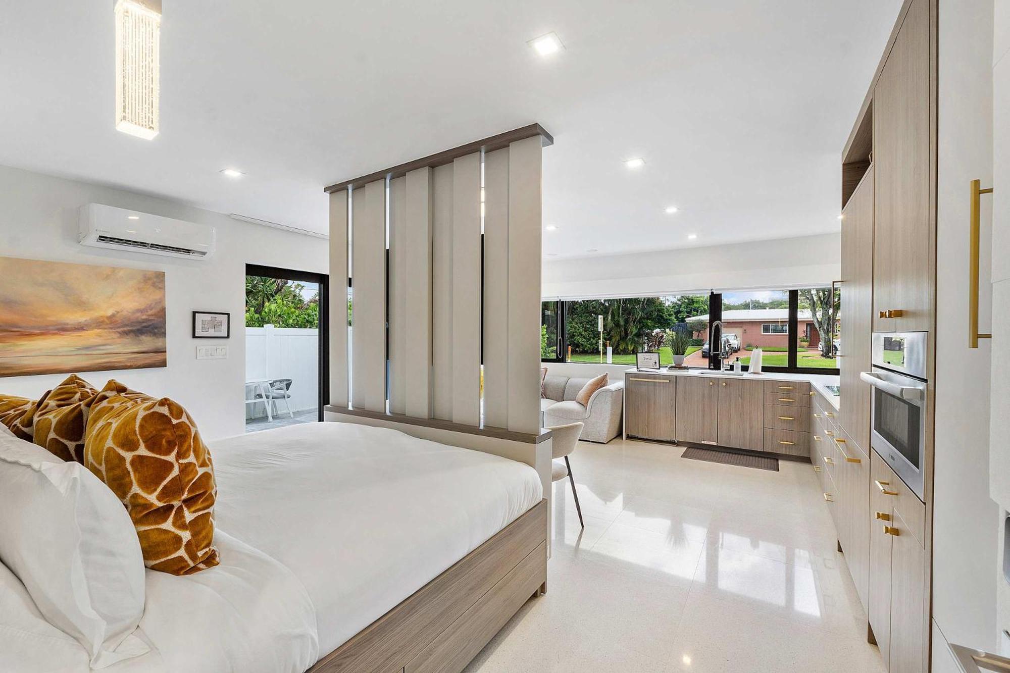 Lush Florida King Bed Studio - Dog Friendly Oasis Apartment