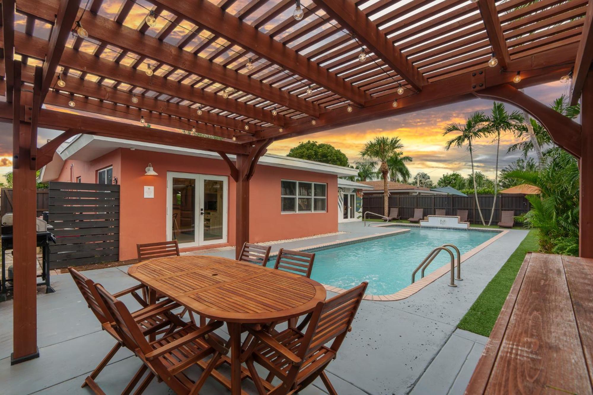 Havana Haven By Bk - Family Friendly - Close To - Large Heated Pool - 4 Beds - Sleeps 8 *