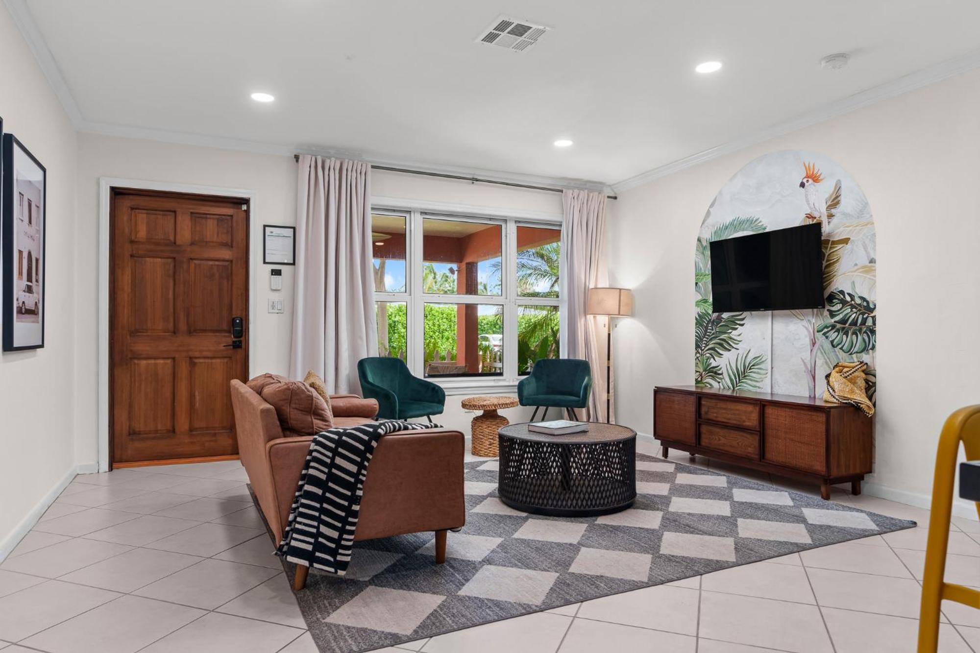 Havana Haven By Bk - Family Friendly - Close To - Large Heated Pool - 4 Beds - Sleeps 8 Holiday home *