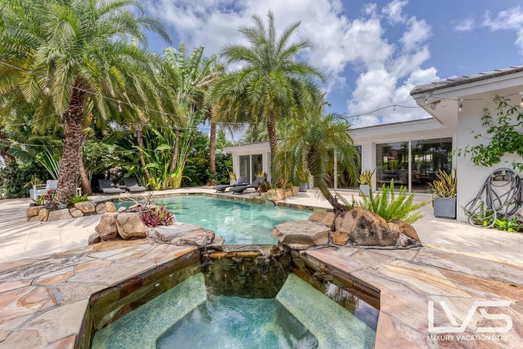 Holiday home Imperial- Waterfront Wlk2bch Heated Pool