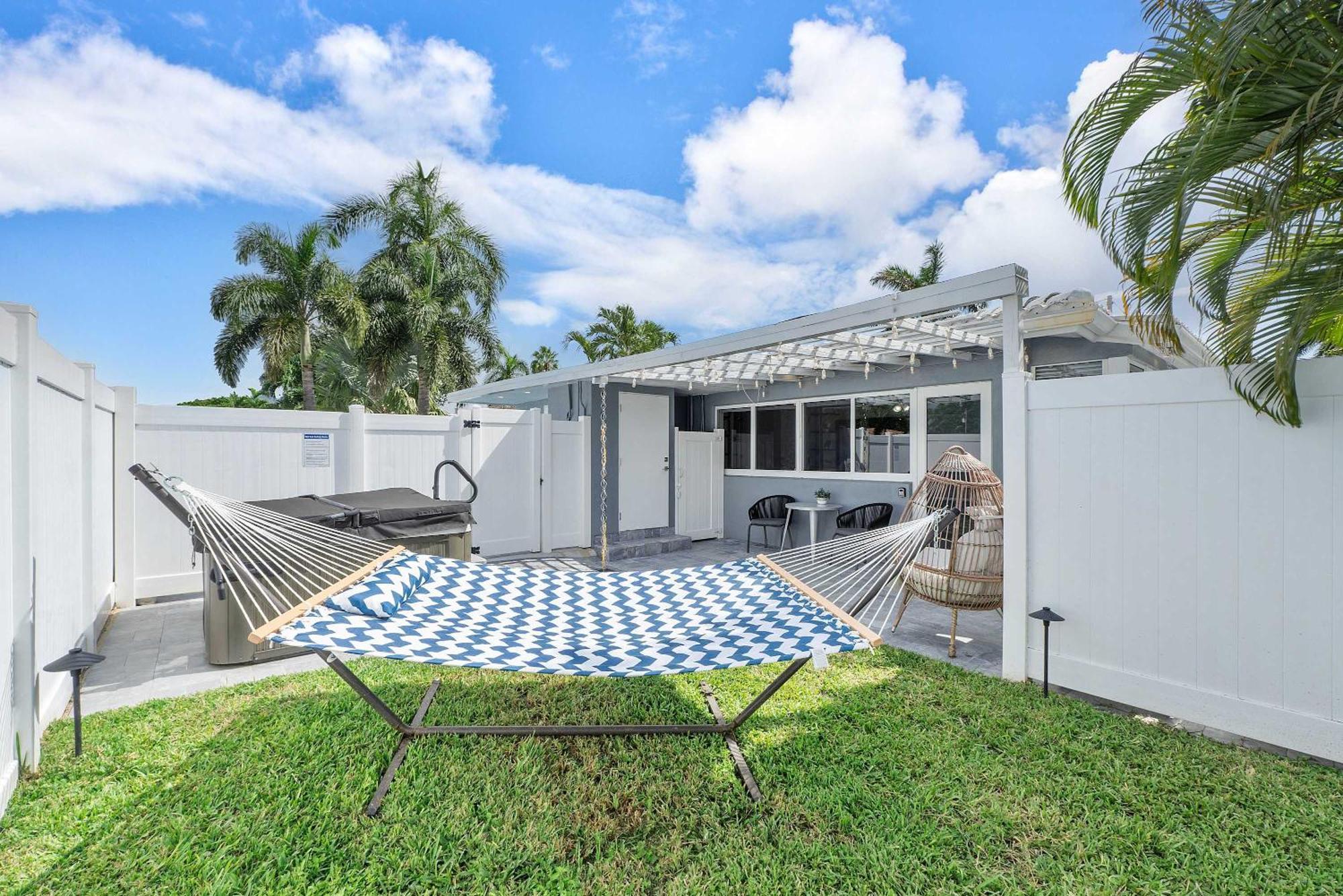Modern In Ftl Hot Tub & Dogs Welcome *