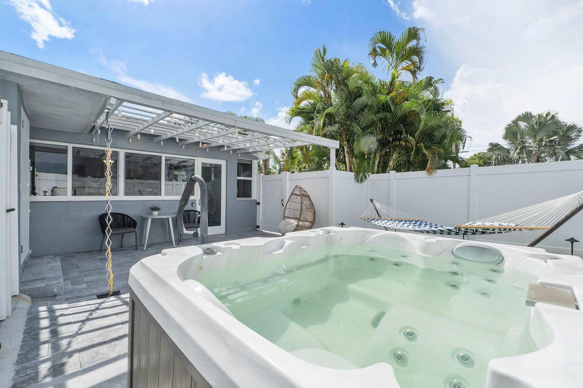 Modern In Ftl Hot Tub & Dogs Welcome
