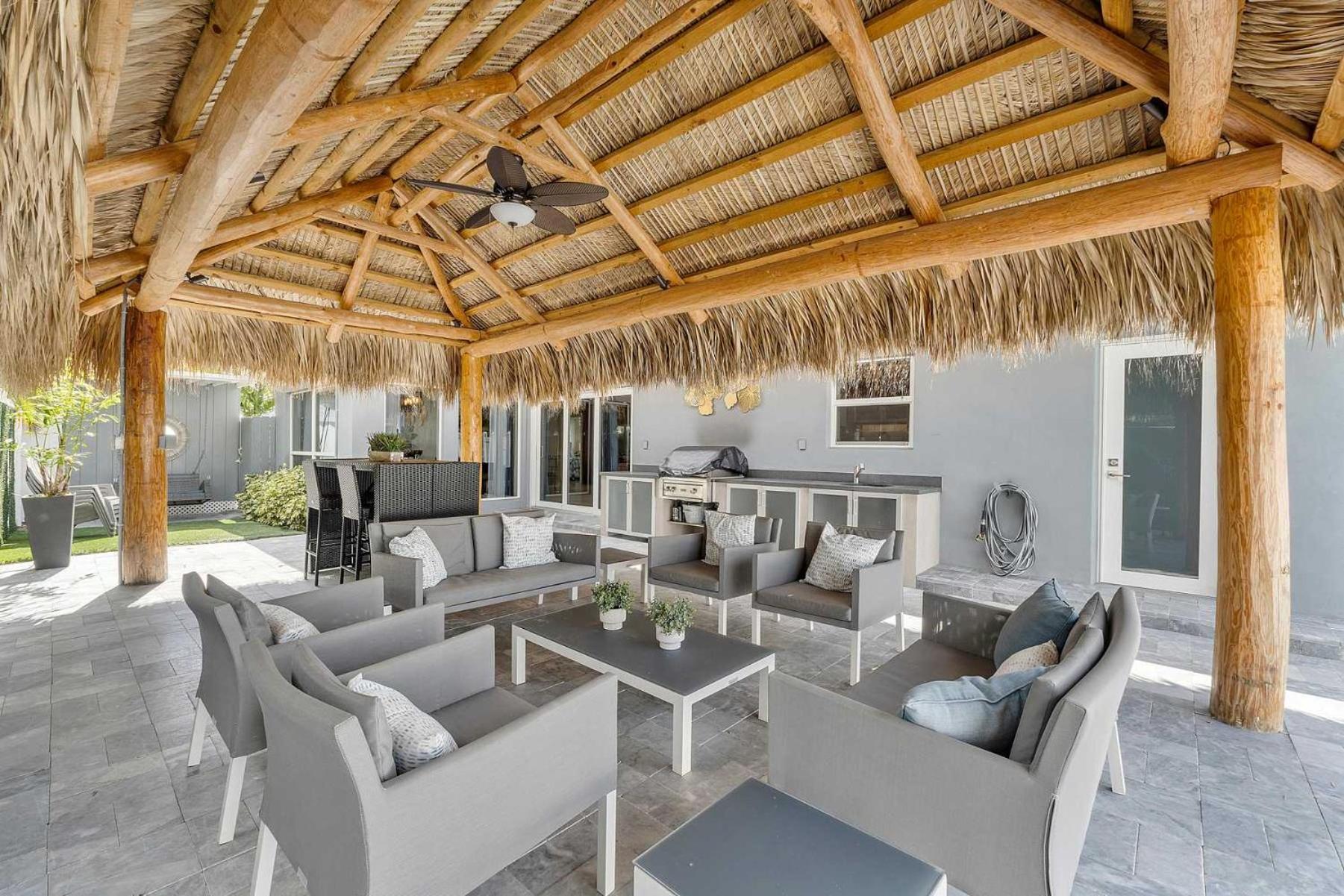 Modern In Ftl Hot Tub & Dogs Welcome