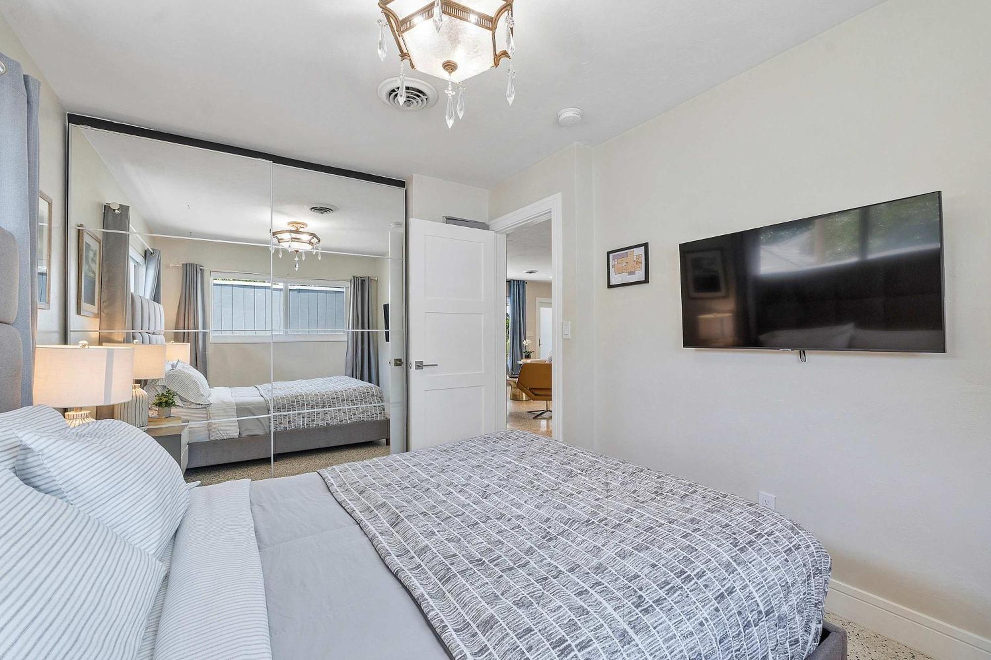 Modern In Ftl Hot Tub & Dogs Welcome Holiday home