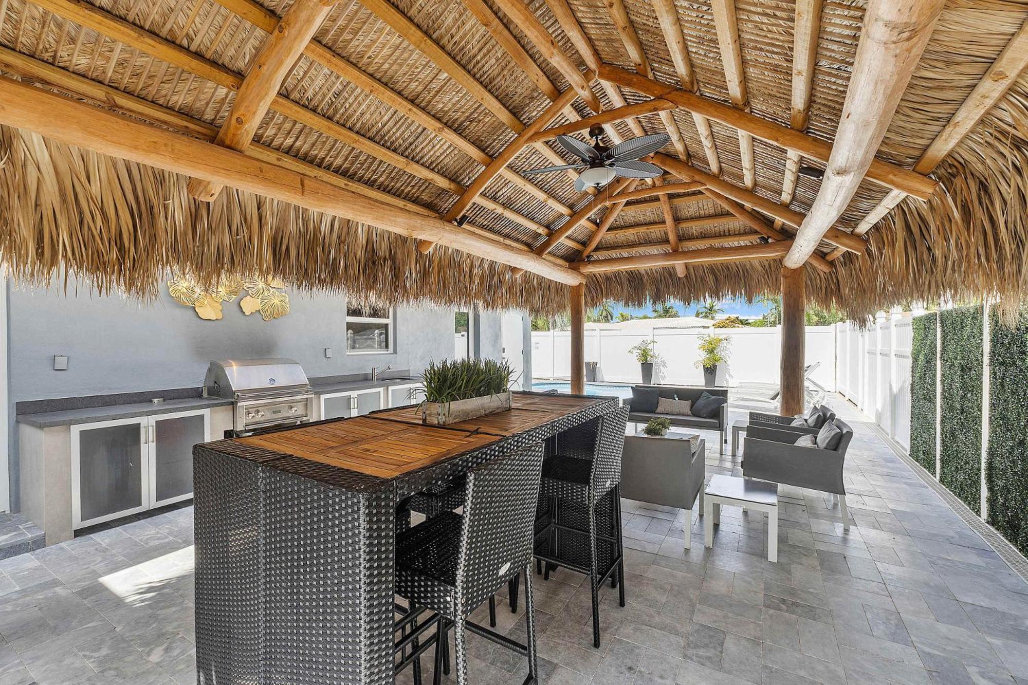 Modern In Ftl Hot Tub & Dogs Welcome *