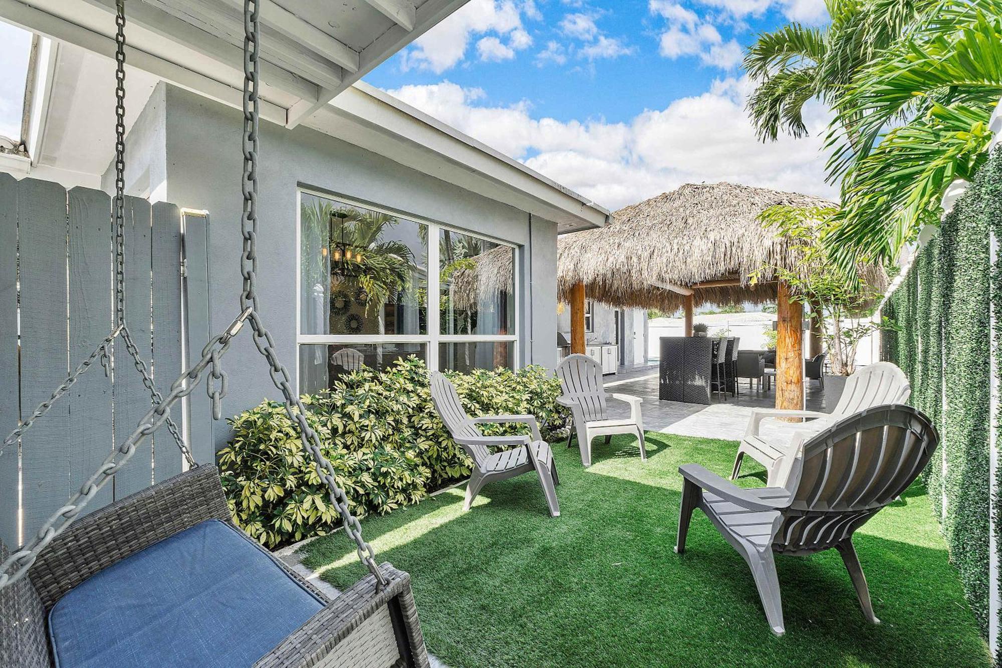 Modern In Ftl Hot Tub & Dogs Welcome