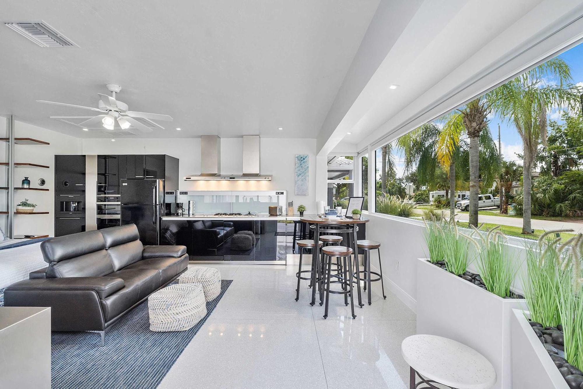 Modern In Ftl Hot Tub & Dogs Welcome