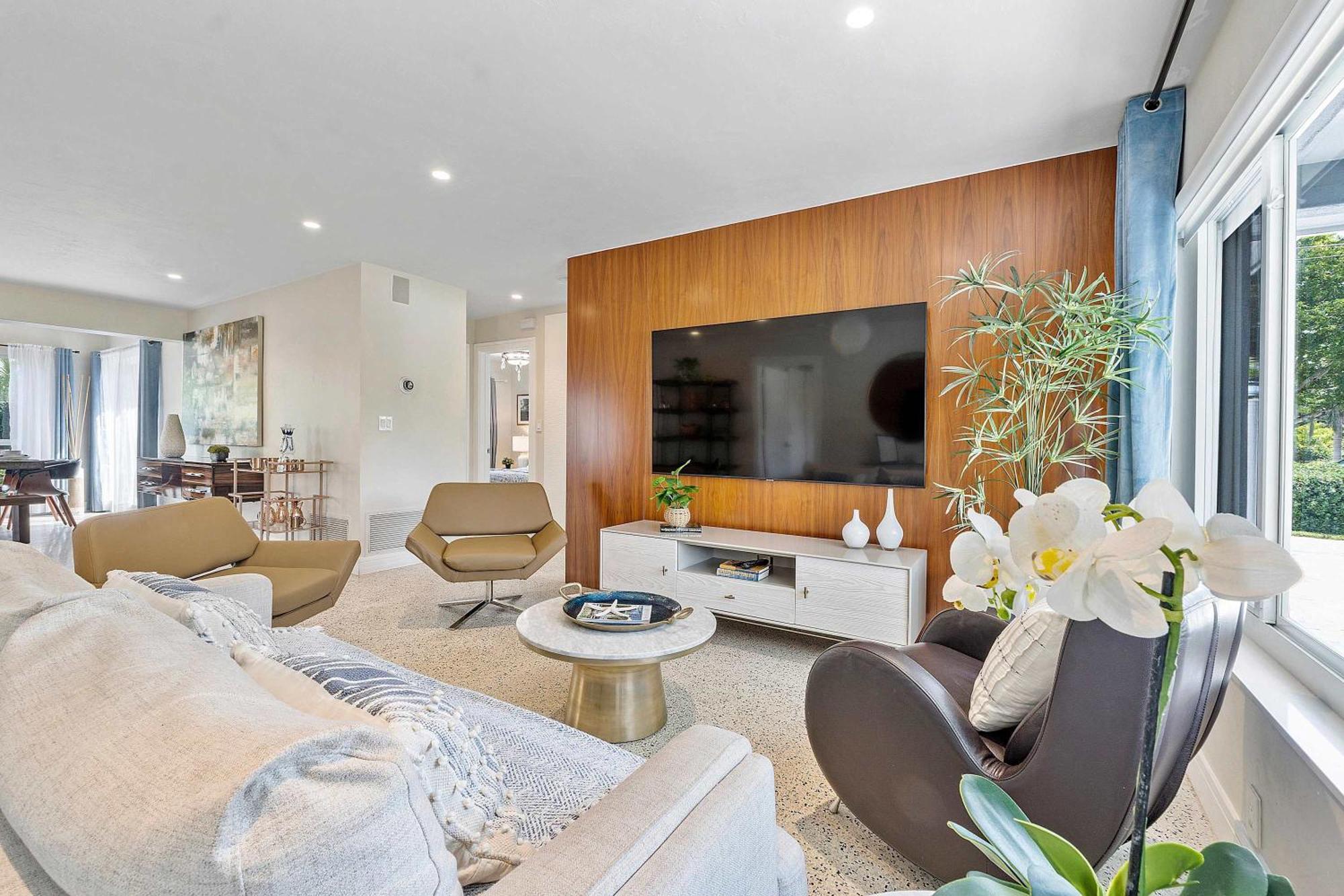 Modern In Ftl Hot Tub & Dogs Welcome Holiday home