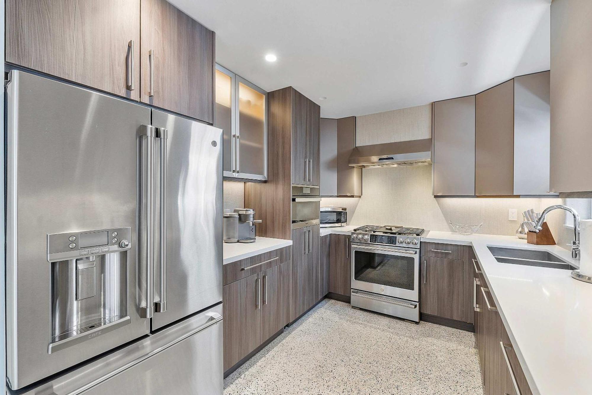 Modern In Ftl Hot Tub & Dogs Welcome *