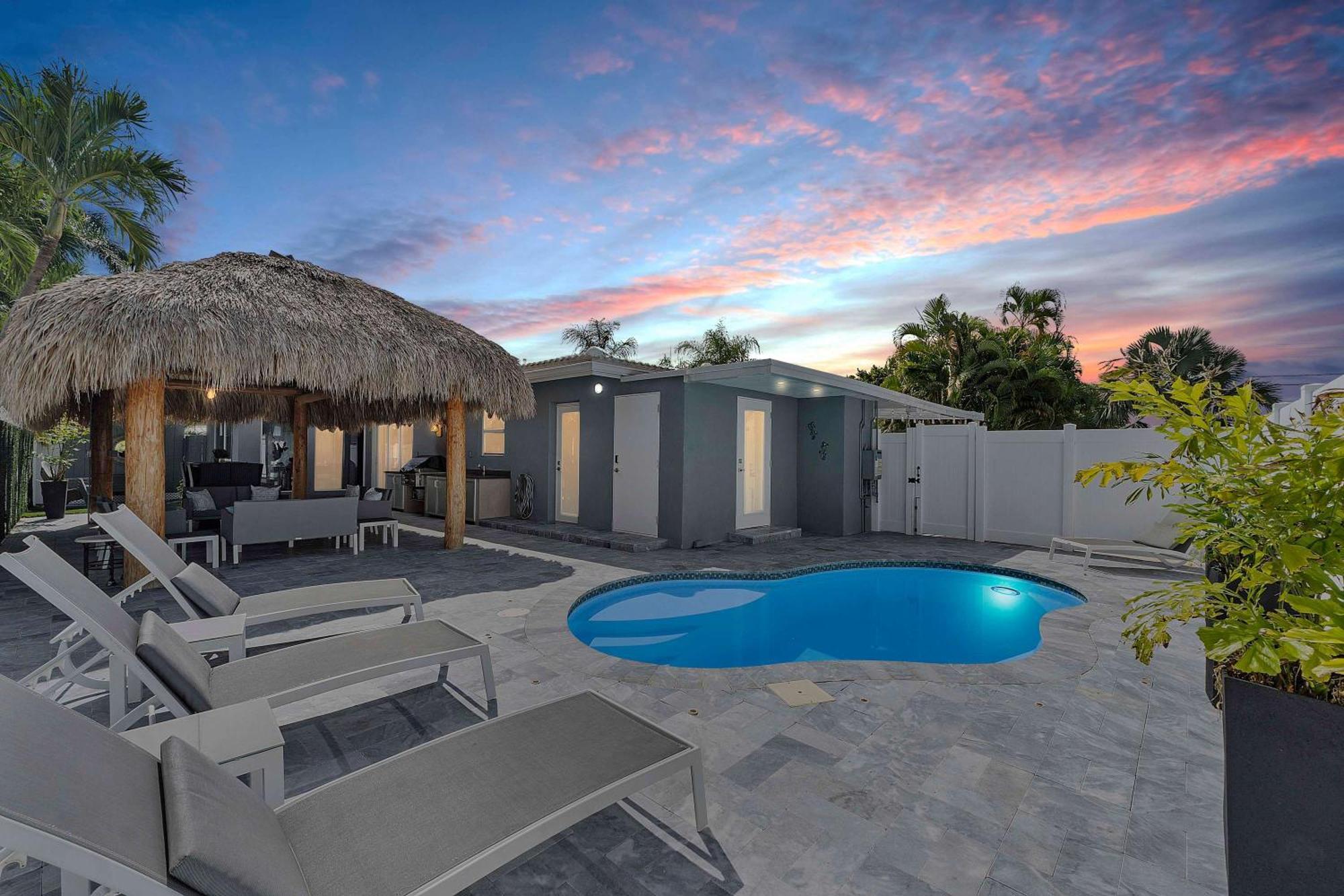 Modern In Ftl Hot Tub & Dogs Welcome
