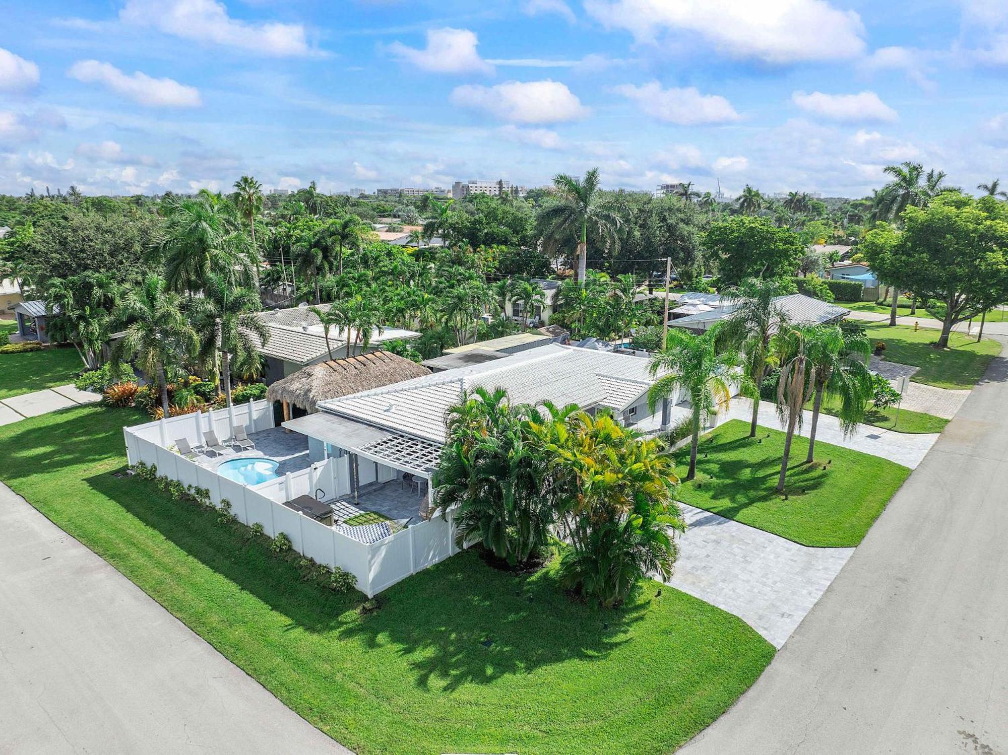 Modern In Ftl Hot Tub & Dogs Welcome Holiday home *