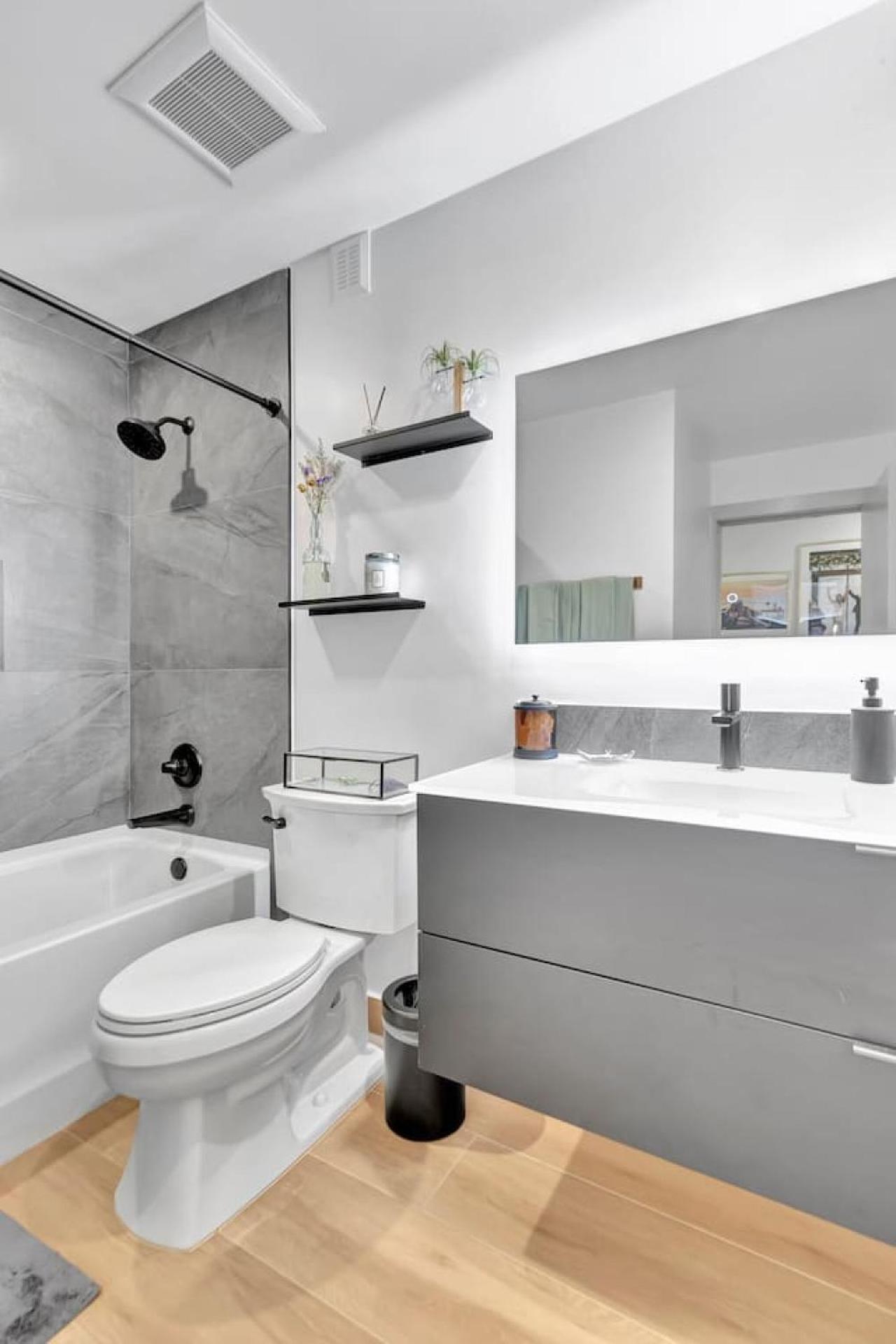 Lovely 2br 2ba Modern Flat With Vibrant Backyard * Fort Lauderdale