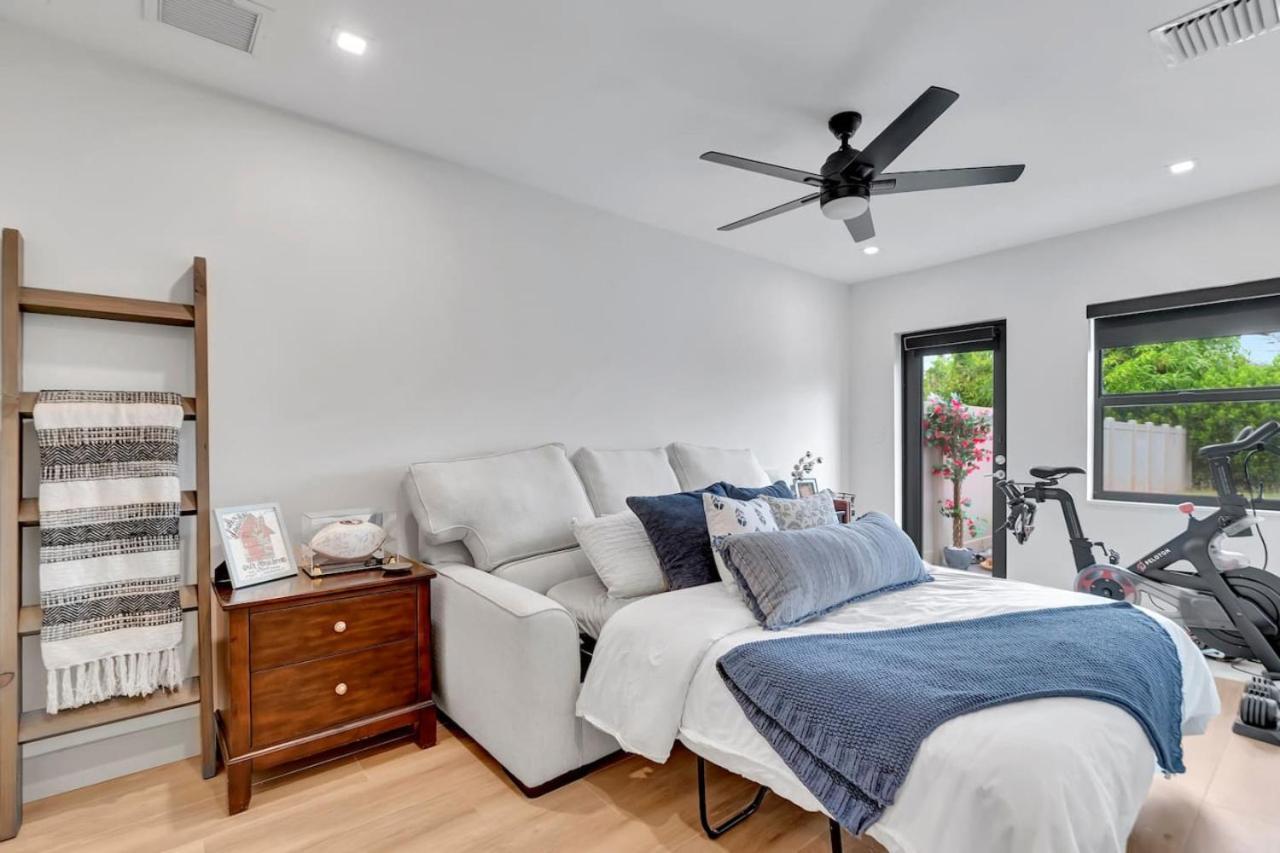 Holiday home Lovely 2br 2ba Modern Flat With Vibrant Backyard *