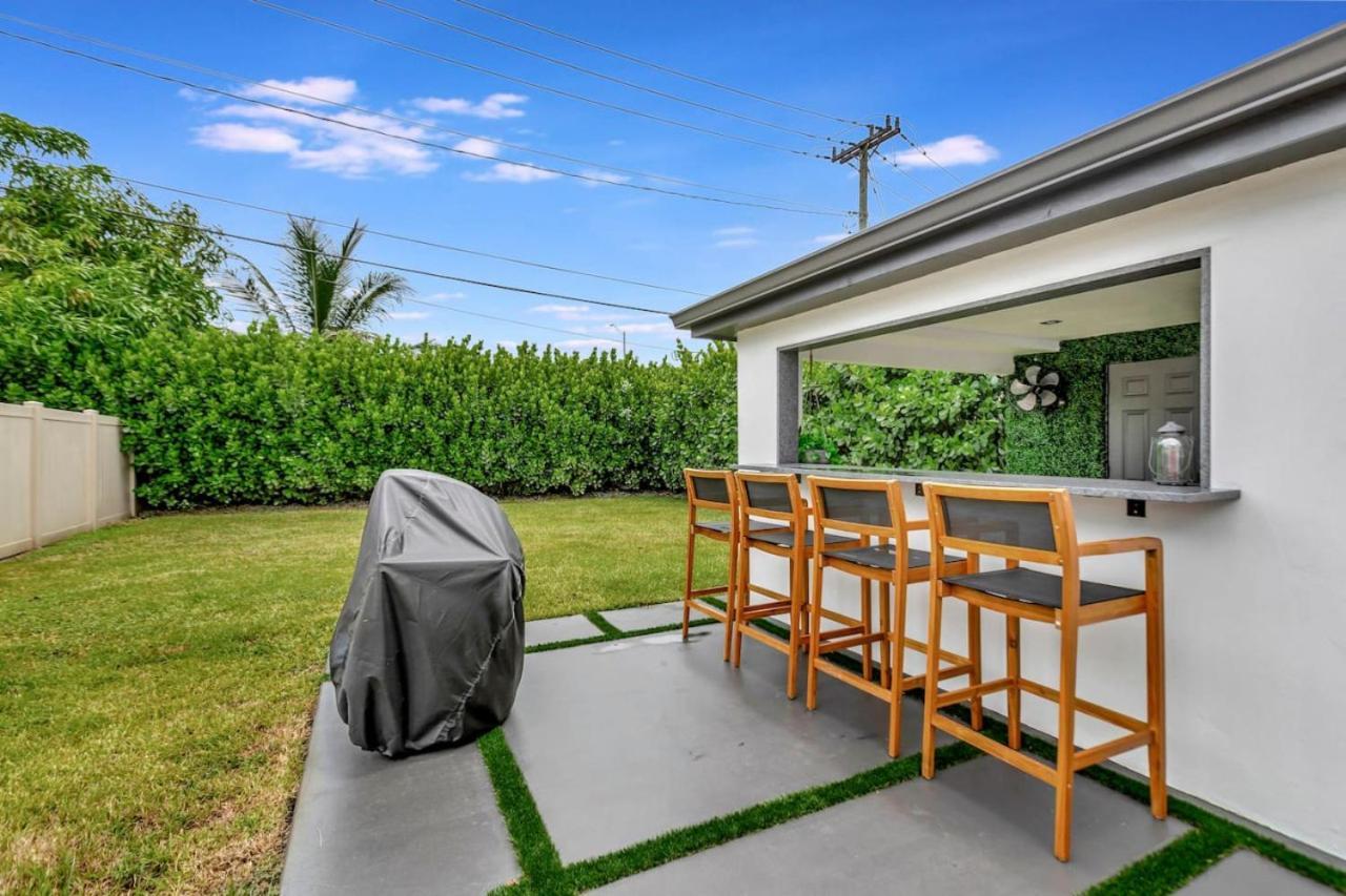 Holiday home Lovely 2br 2ba Modern Flat With Vibrant Backyard *