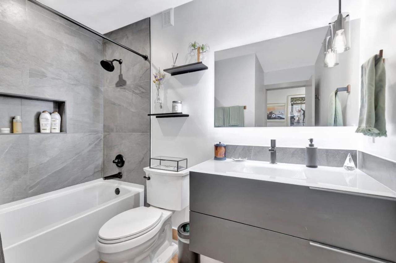 Holiday home Lovely 2br 2ba Modern Flat With Vibrant Backyard *