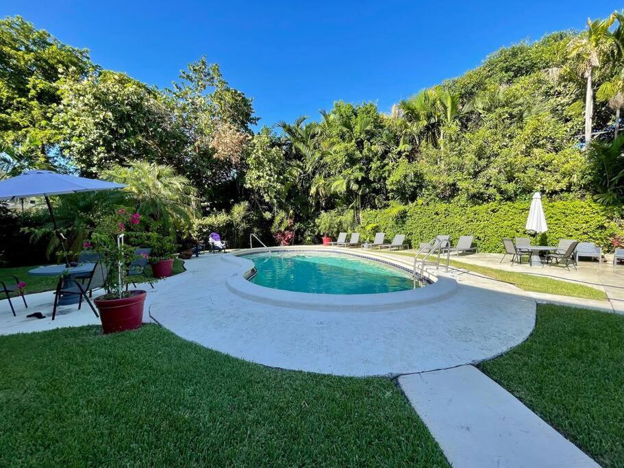 2bdrm 1bath Newly Renovated - Walk To The Beach! Apartment *