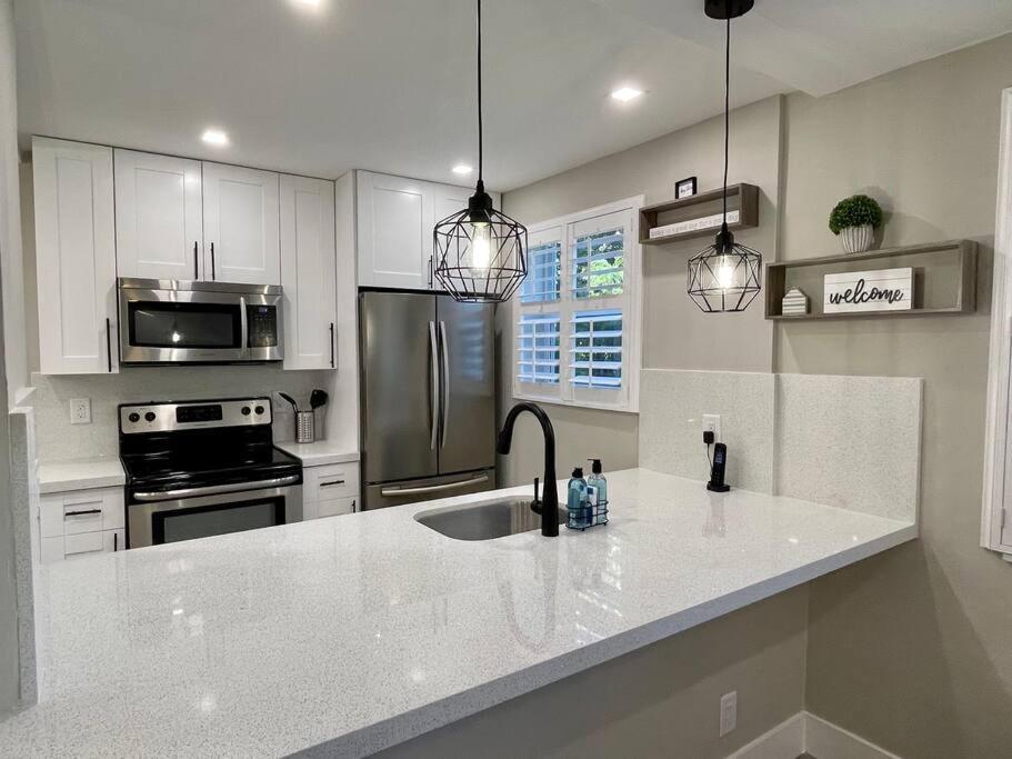 2bdrm 1bath Newly Renovated - Walk To The Beach! Fort Lauderdale