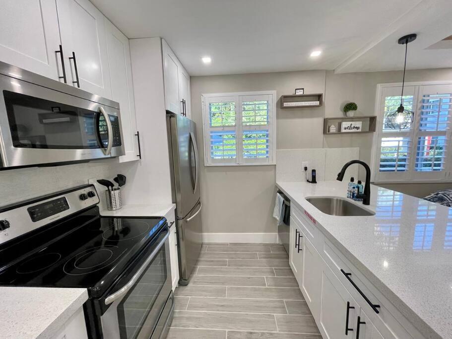 2bdrm 1bath Newly Renovated - Walk To The Beach! Apartment *
